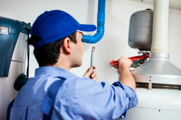 How Do Tankless Water Heaters and Traditional Water Heaters Differ?